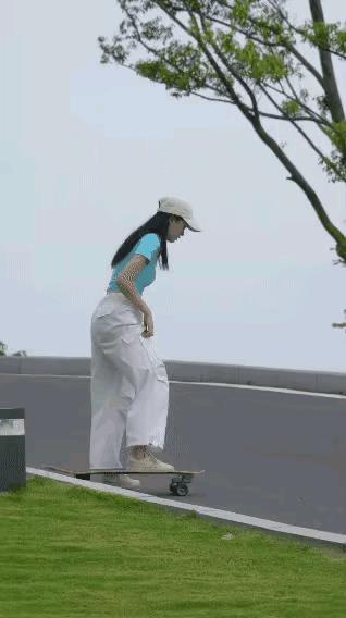 美女摔倒头了
我要不要过去扶一下啊[思考]