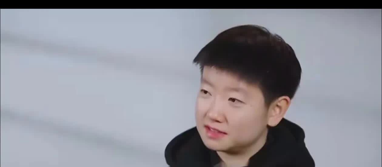 只是同事，可以没微信，但是要顶峰相见。微信都没有的关系还要势均力敌？
只是队员