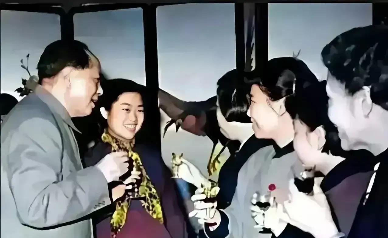 1959年八月底，李敏在婚礼上，给长辈敬酒，与爸爸共同答谢客人，笑容灿烂，笑容满