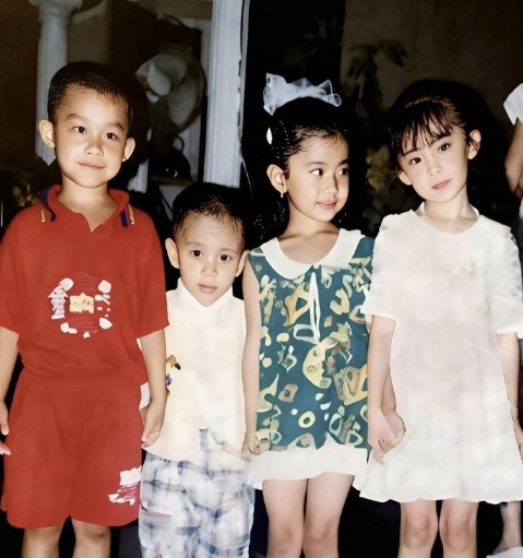 童年的林青霞，最右边的那一个白衣服的，从小颜值就这么高。 ​​​