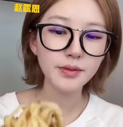 赵露思要和公司银河酷娱解约，据说她在这公司的艺人矩阵里，贡献了公司百分之70的收