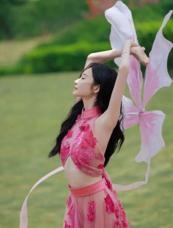 张艺凡华表奖造型美照 草地上似蝴蝶般灵动