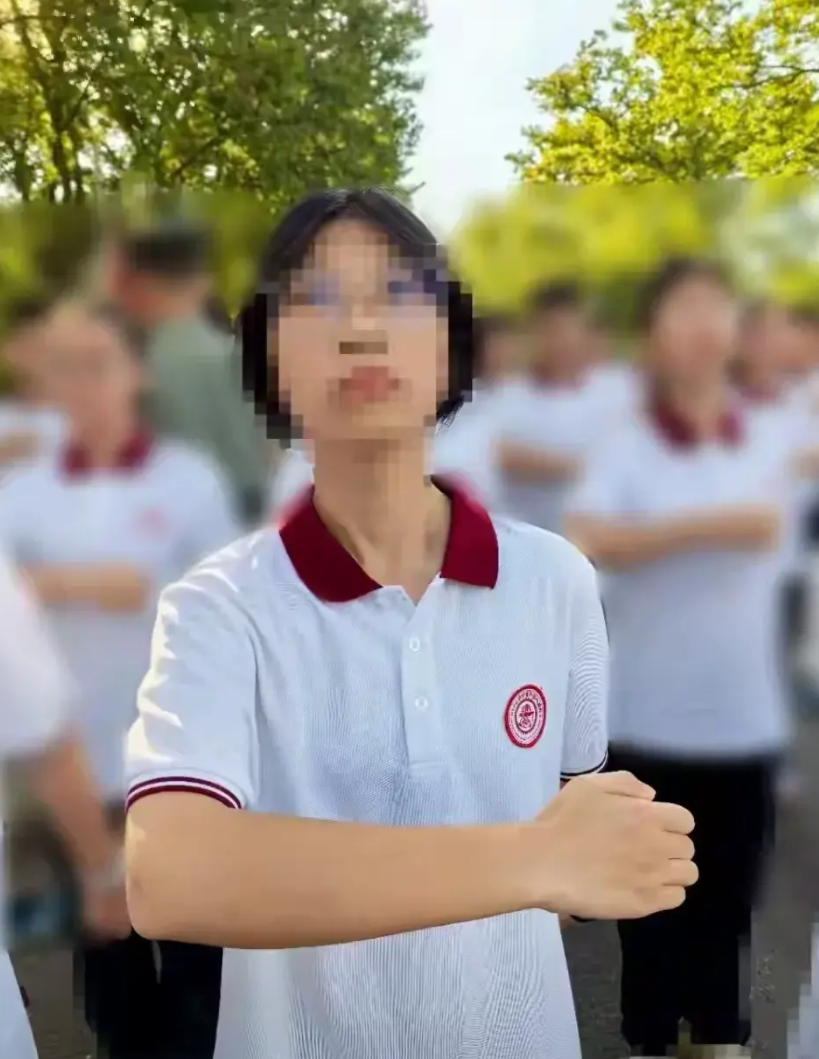 上海，一15岁女子在军训时猝然离世，令人痛心。不料，女子家属查看监控后发现，孩子