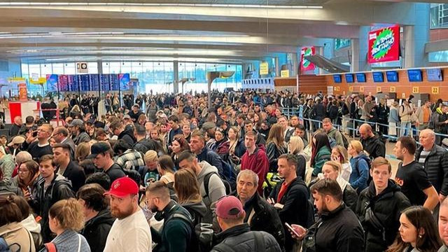 莫斯科机场因无人机袭击致航班大面积延误取消，已击落超30架