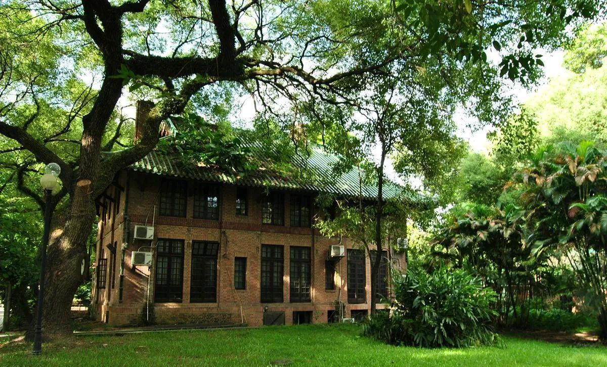 去年高考填报志愿时，孩子妈妈希望孩子填定向师范，将来毕业工作无忧。我觉得626分