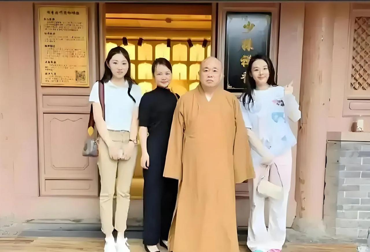 开光与脱光只有一字之差
开光是宗教为佛像、法器或吉祥物赋予神圣能量的仪式。脱光衣
