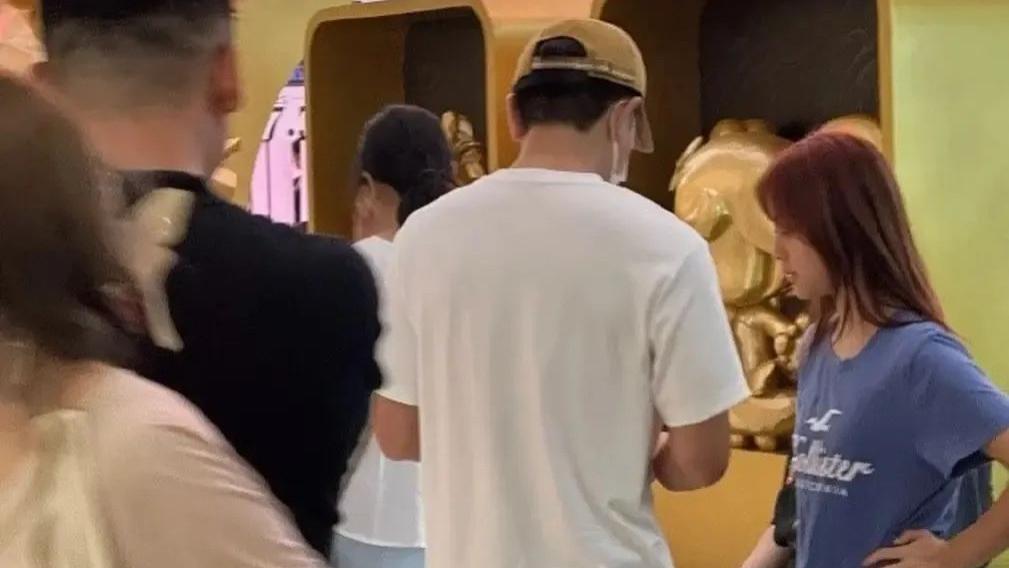 贾乃亮戴口罩陪女儿逛街，甜馨侧颜像李小璐，网友：父女俩太有爱啦