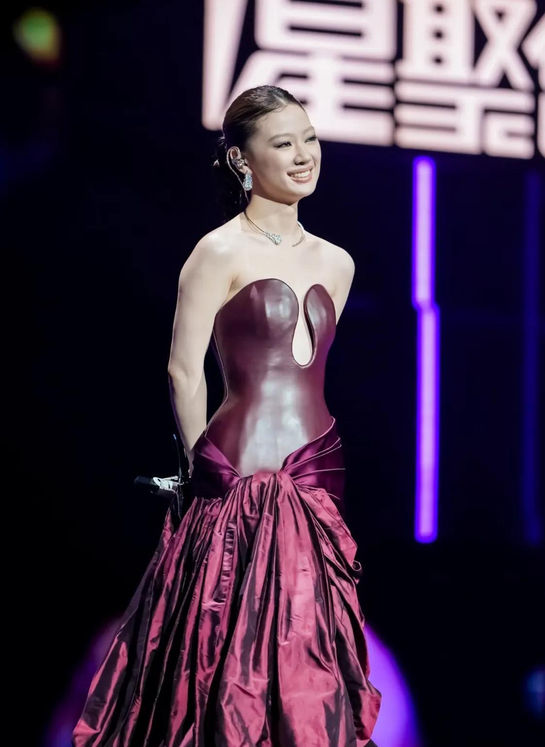 恭喜年度最佳女歌手单依纯，
歌唱实力没话说，只是这造型一言难尽啊