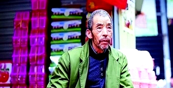 煎饼摊大叔捡俩女婴，这故事比电视剧还精彩。养育二十年，女儿一个博士一个军医，这回