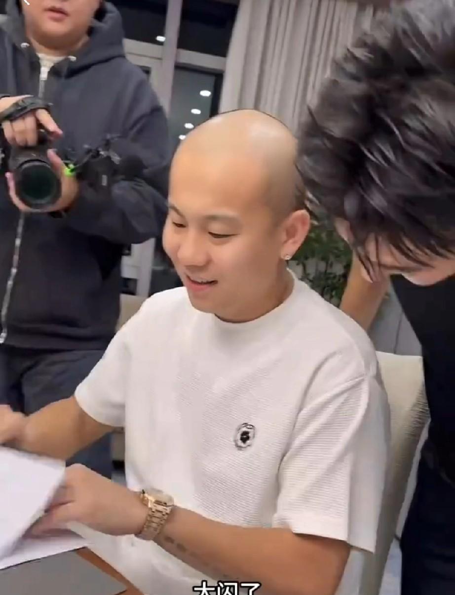 南京同曦应该彻底摆烂了，上赛季挑战了一些季后赛，其实也还不错，然后本赛季他们放走