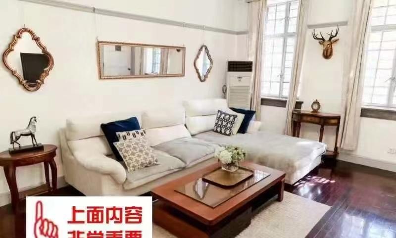 沙发背后挂镜子
有些人认为在客厅装镜子会增加家居的空间感、明亮感，同时还可以装饰