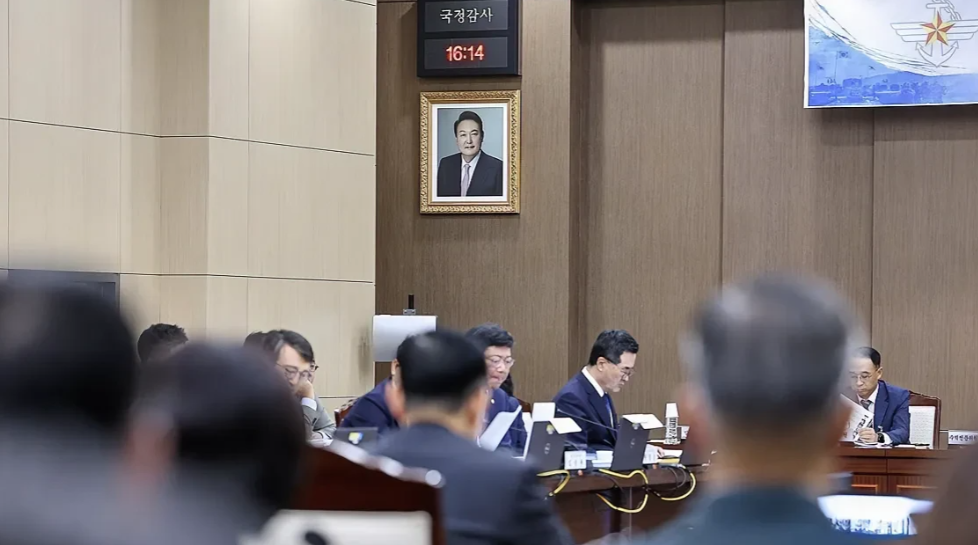 韩军撤下尹锡悦肖像！

当下，韩国军队指挥官会议室等场所悬挂的尹锡悦肖像正陆续被