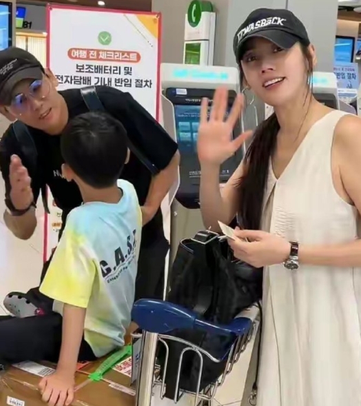 秋瓷炫于晓光一家三口的暑假，到了美丽的济州岛，令人羡慕的度假之旅。