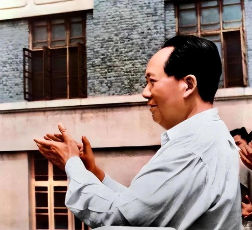 1949年9月30日，毛泽东以575票当选主席，距离“满票”缺了一票，周恩来找到