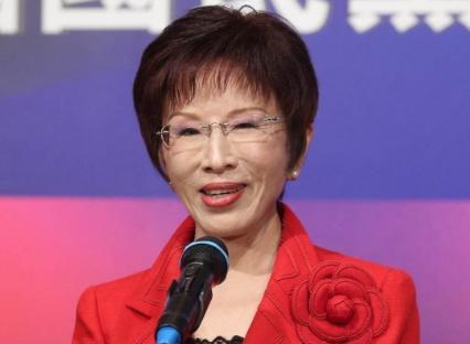 那个曾被国民党大佬们以“统派”罪名拉下马的洪秀柱，如今，也活成了自己最反感的模样