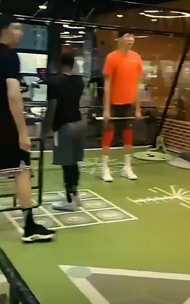 自从周琦，王哲林这两位退出以后，男篮开始走上坡路了。
男篮在姚明时期，有大致，大