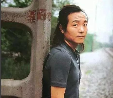 1994年，许巍因长相不行，签约公司后不被老板看重，一直郁郁不得志。失去信心的他