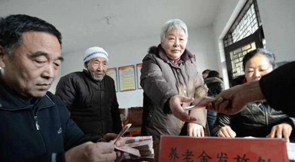 国外退休金都是统一标准没有高低贵贱之分，为什么不借鉴一下呢？
来源:逍遥论经
最