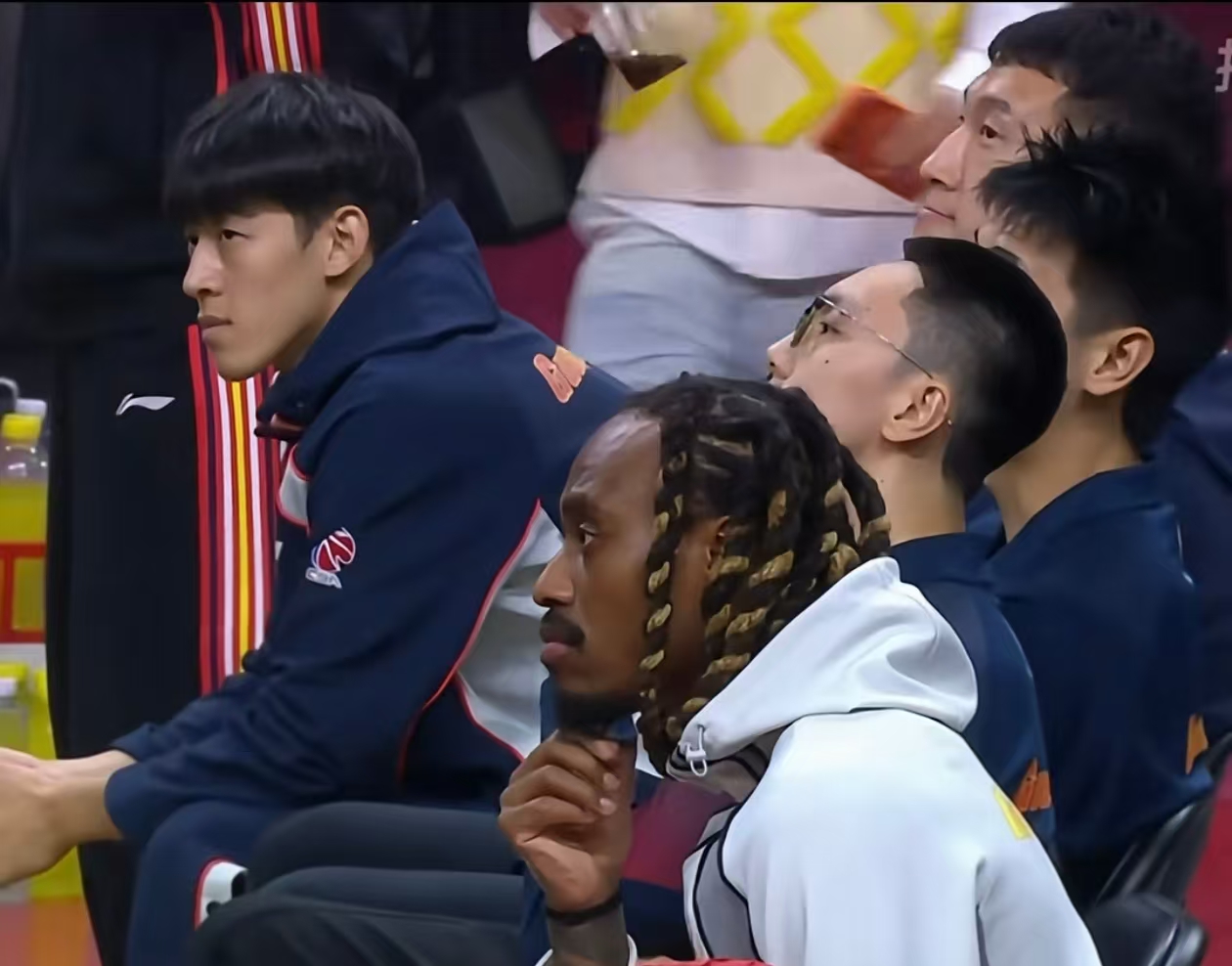 广东这赛季有点奢侈，养了五个伤号，其中一个顶薪一个外援