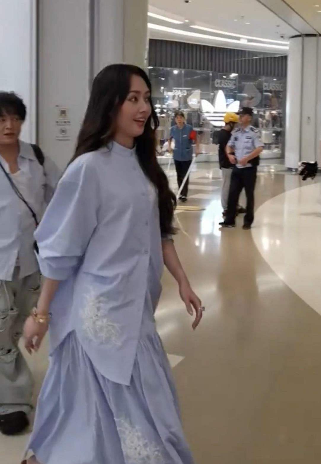 郭碧婷南昌非遗活动，越来越有富太感。郭碧婷出现在南昌，参加传统非遗活动。
穿一身