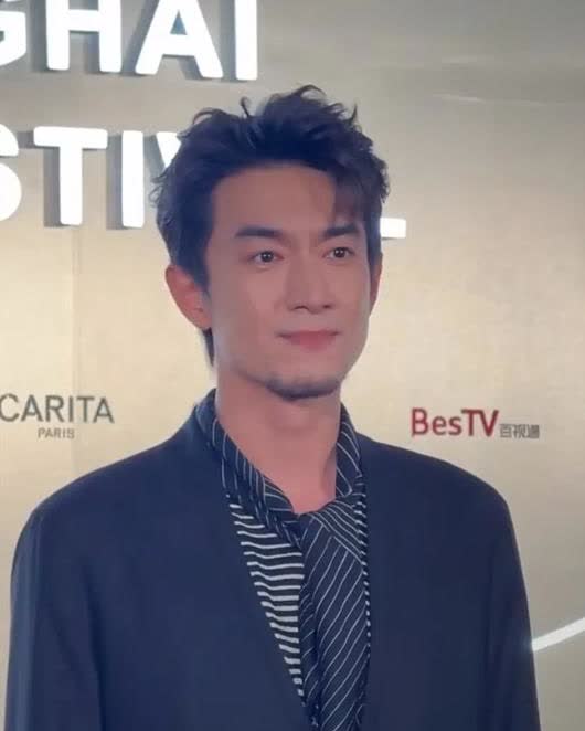 林更新他来了，他向我们走来了，来参加上海白玉兰奖的提名荣耀之夜。
     这