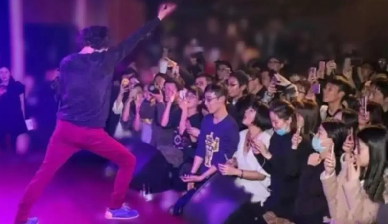 现在全网最佩服的人就是庞麦郎

不是他唱歌五音不全，也不是他演唱会爆满，而是他五