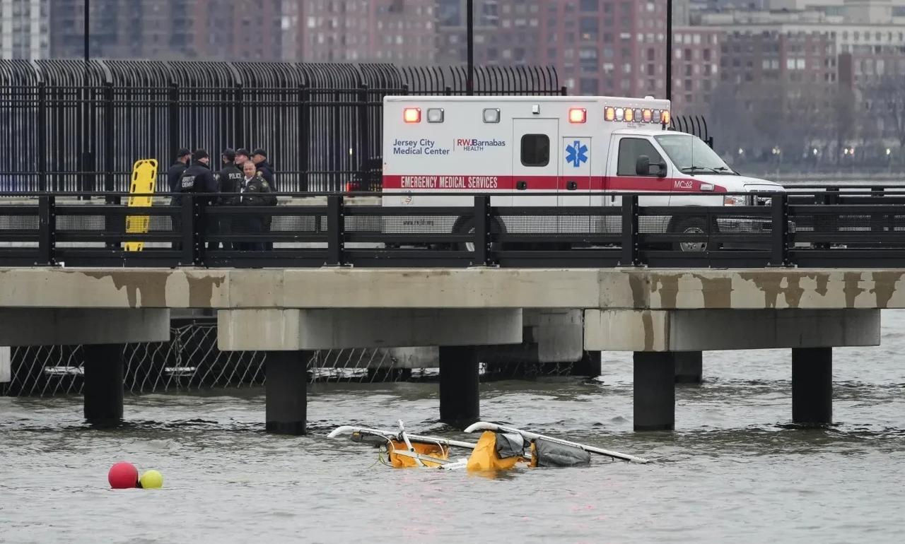 【美国突发】纽约市观光直升机坠毁，包括西班牙一家5口在内的6人死亡
美国东部时间