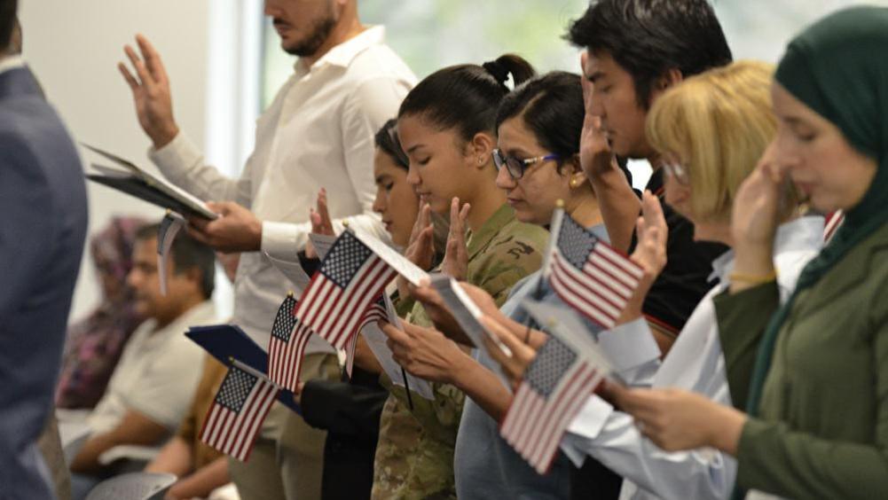 签证公告没明说的信号：美国绿卡审批在暗中提速，但只针对这批人
