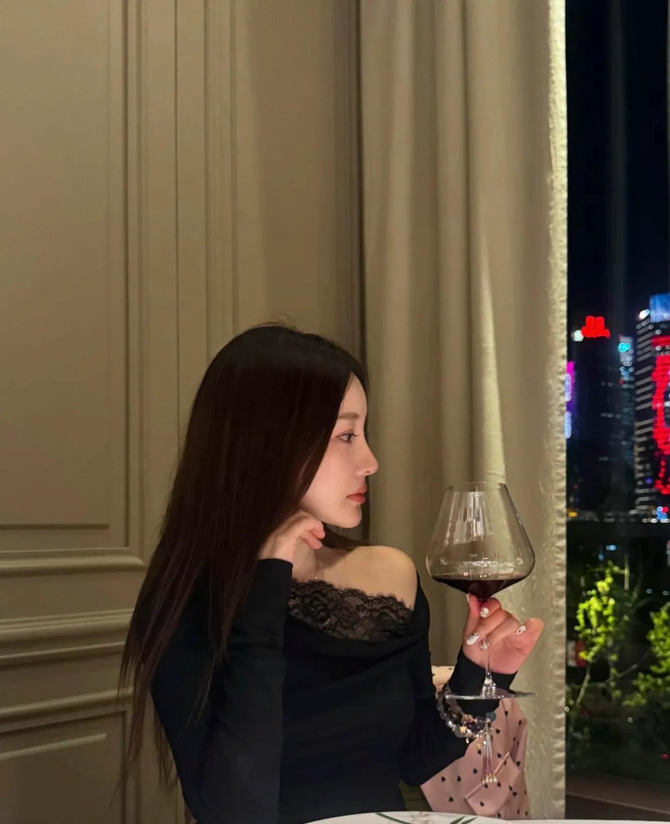 43岁李小璐与友人聚餐，蕾丝一字肩显得妩媚动人，离婚后变更美！