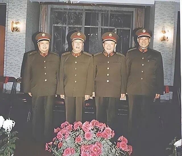 1985年，济南军区搞了班子调整，新老班子主要领导人合影留念。从左到右依次是，原