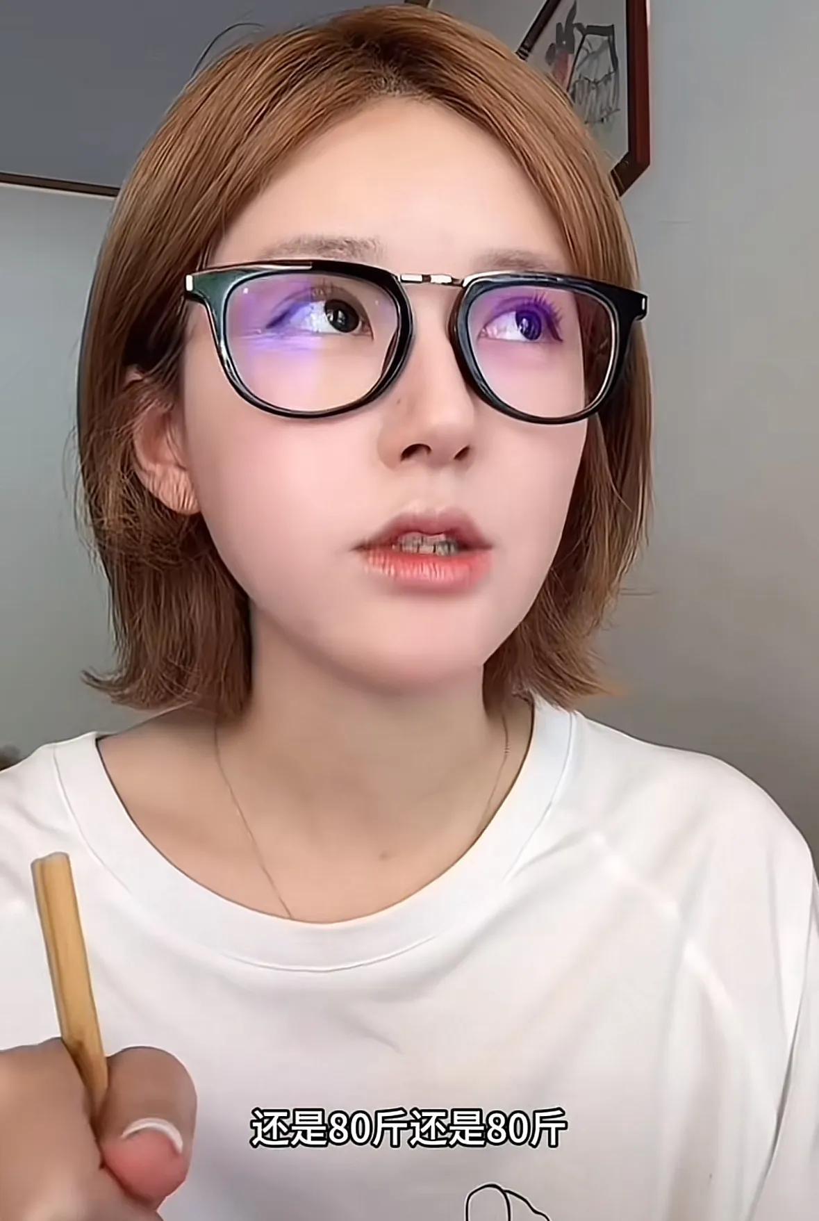 赵露思直播的时候
突然说了一句大实话
她说自己现在仍然是八十几斤，如果能去拍戏就