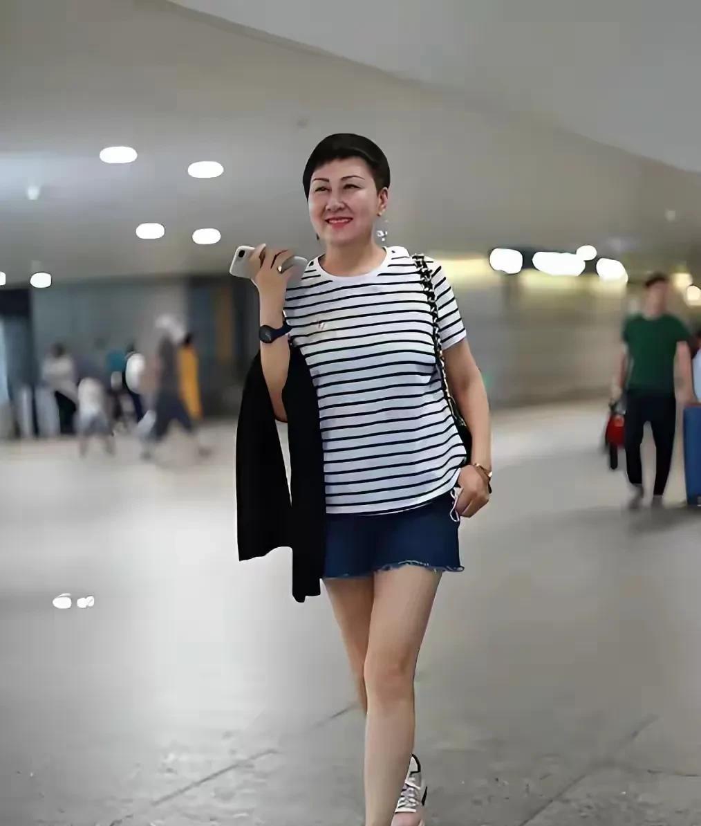 天呐，都多大年龄了，还穿超短裤出来装嫩，还把自己当成18岁少女呢，穿成这样不尴尬
