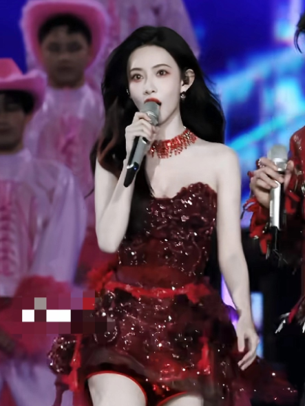  孟子义昨晚的跨年晚会唱歌表演，孟姐唱的越来越好了！就喜欢这劲儿劲儿的。