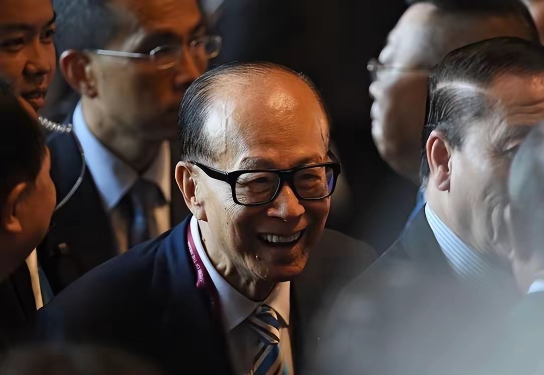 罕见，李嘉诚被点名！不要装糊涂，套现千亿卖光全球港口，撤离巴拿马，背后有特朗普的