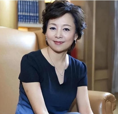 她年轻时候长得没有李秀明和朱琳漂亮，但现在老了有这个年龄段的韵味之美，看起来很有