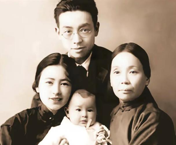 [太阳]1899年，梁启超把全家接到日本，一进屋，眼神立刻被王桂荃吸住了，李蕙仙