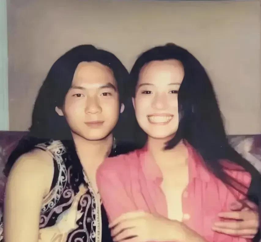 咏梅说，我们一定要白头到老，跟弈树的感情，这是很很人很羡慕的。其实在生活中我们也