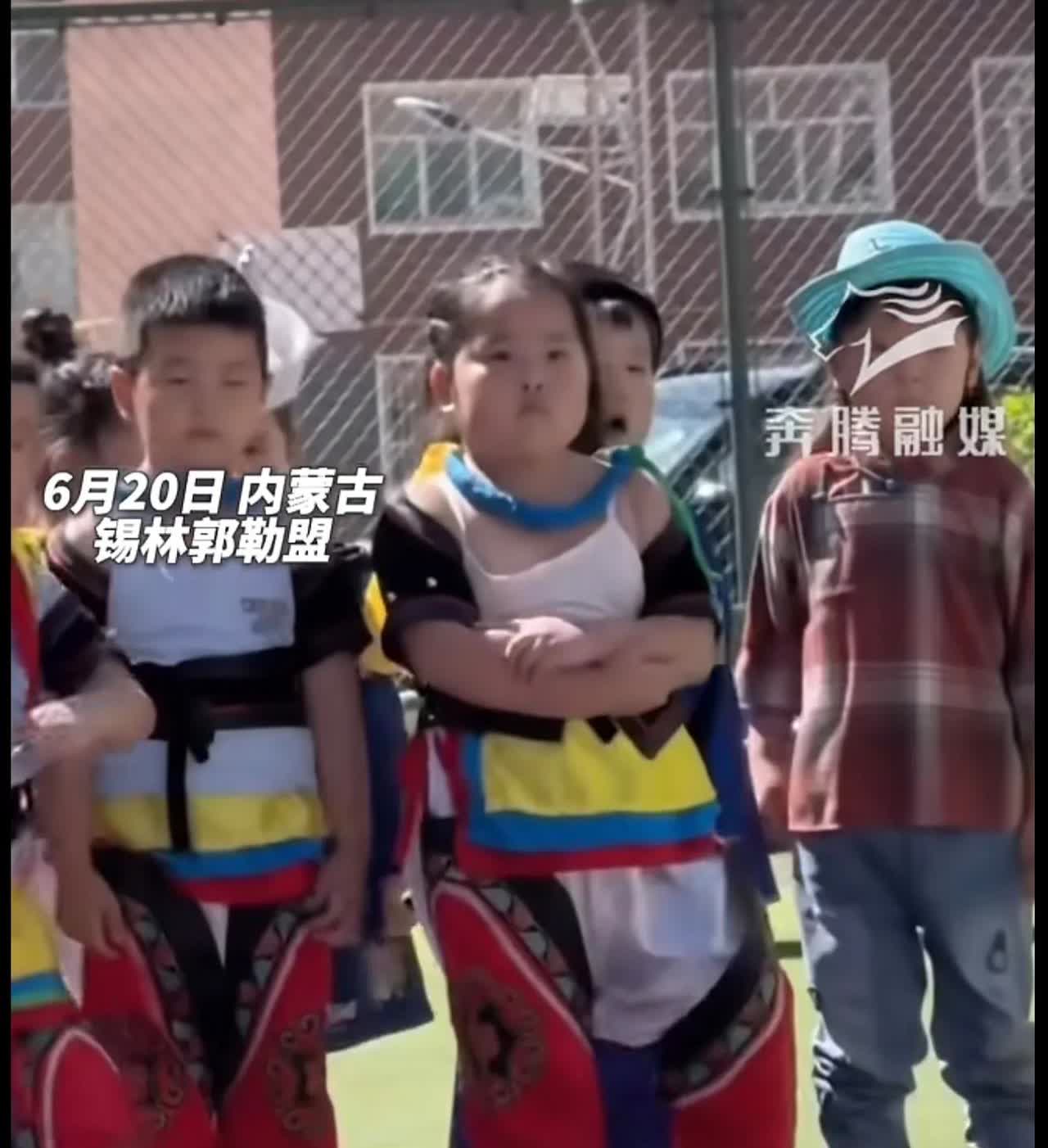 小孩姐抱臂跺脚宣战搏克场，不料首轮撞上最强对手惜败 “爬起来那一刻你已经光芒万丈