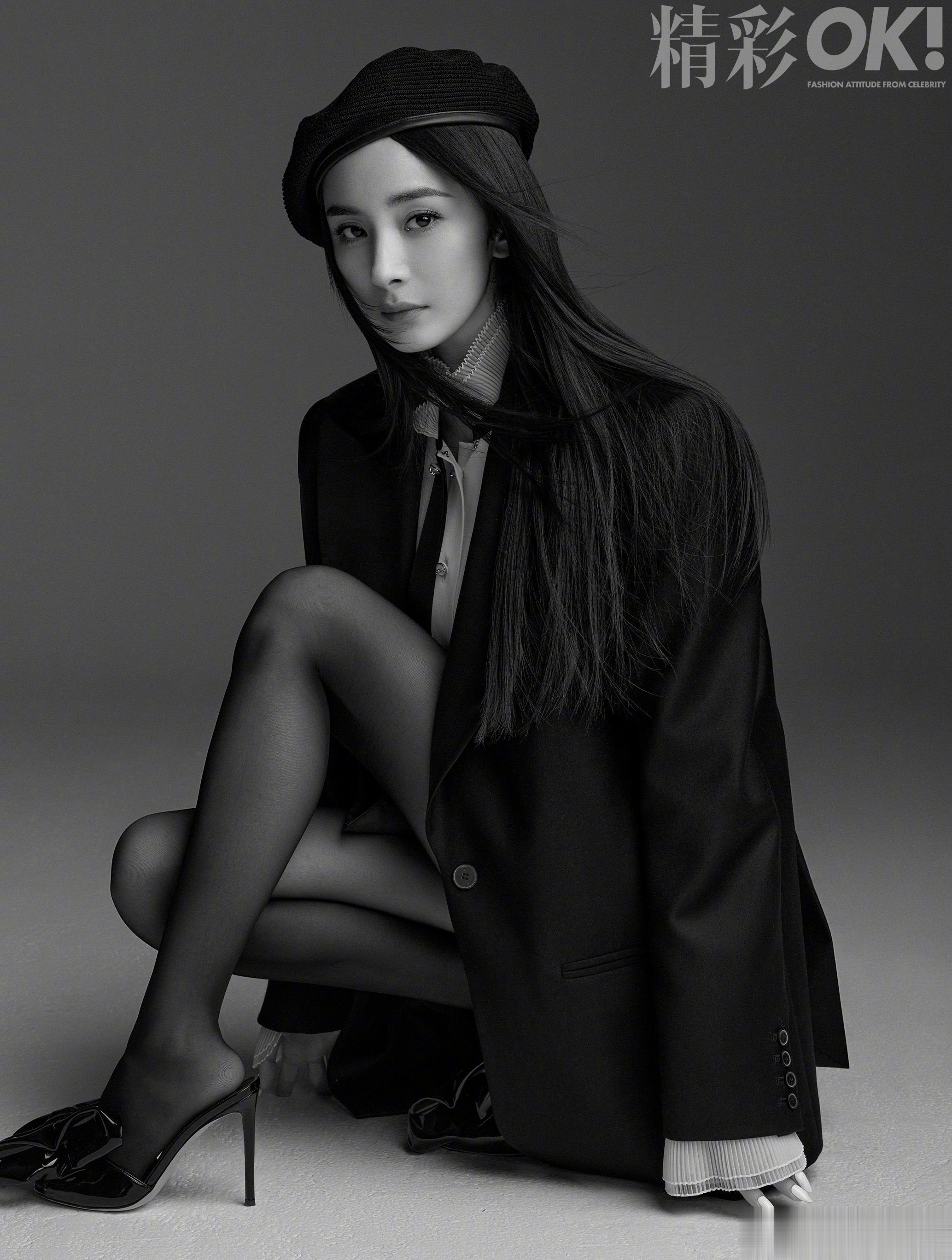 杨幂，这手势又是什么意思呢？