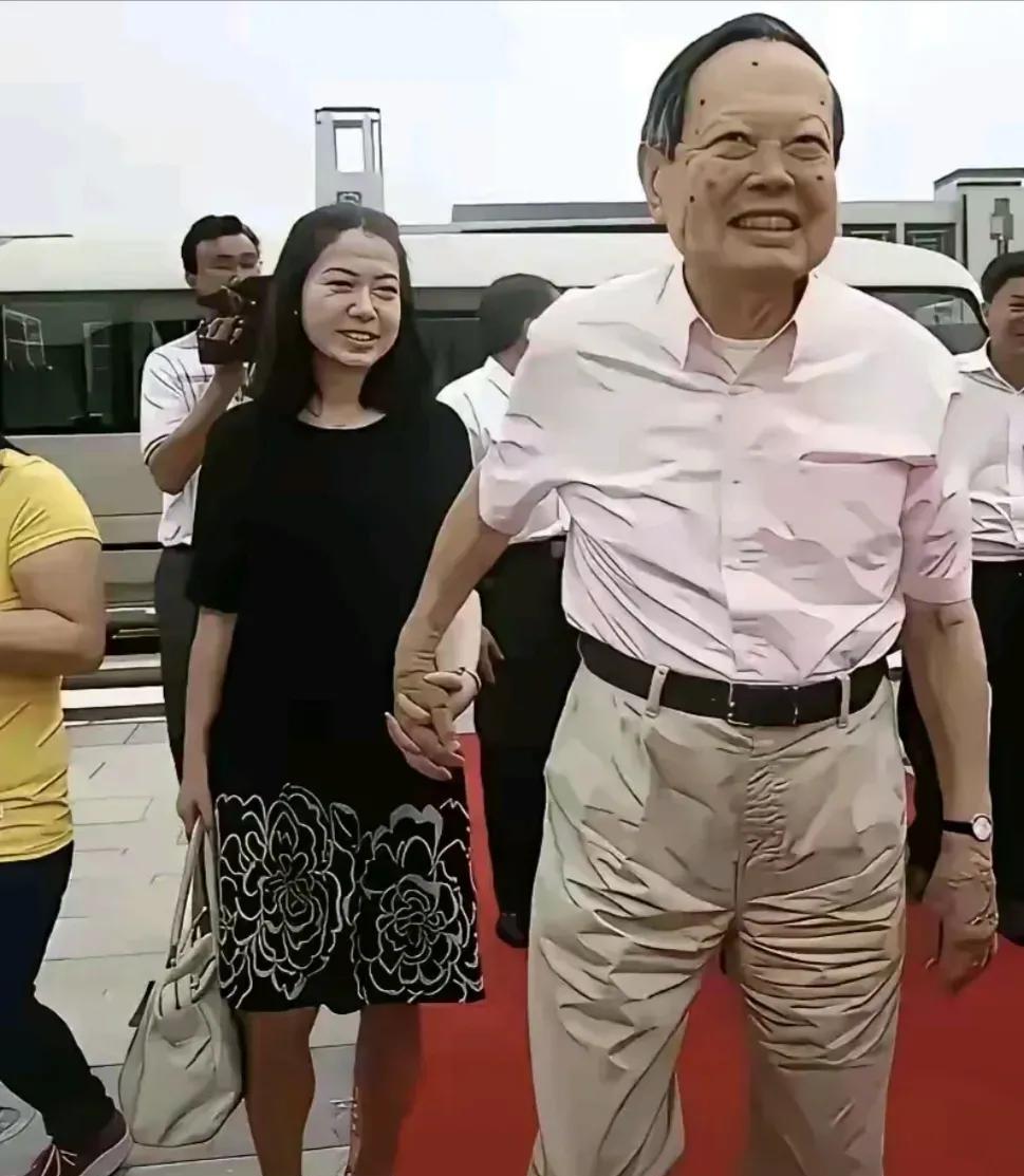 岁月是把杀猪刀，四十多岁的翁帆也老了，穿的衣服也不时尚，跟一个老人穿的衣服一样。