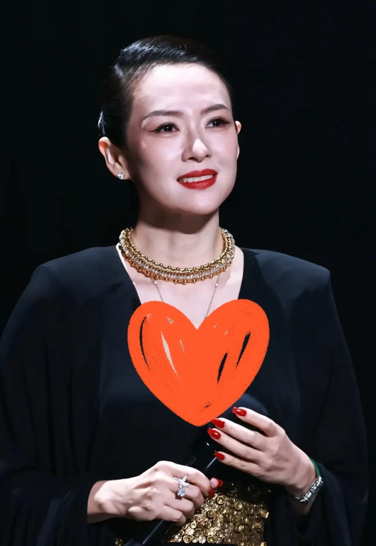 再次恢复单身后的章子怡，虽然笑起来的时候再也没有以前的那种意气风发，藐视群雄的自
