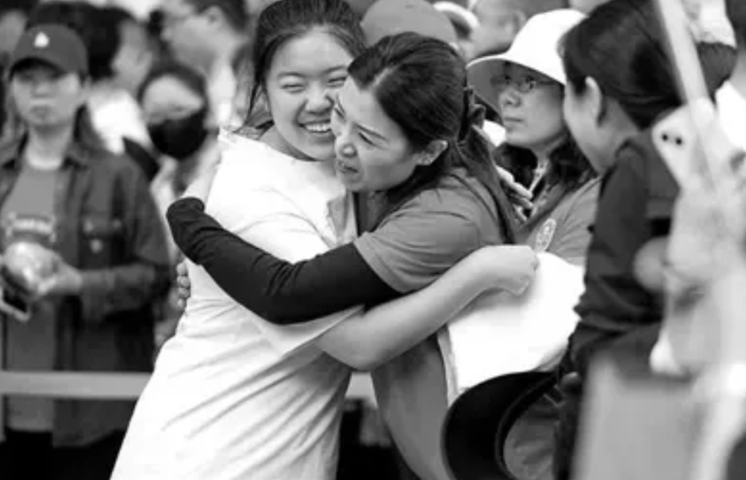 师爱，照亮高考征程
①6月7日，在哈尔滨市第九中学考点，考生走入考场前与教师拥抱