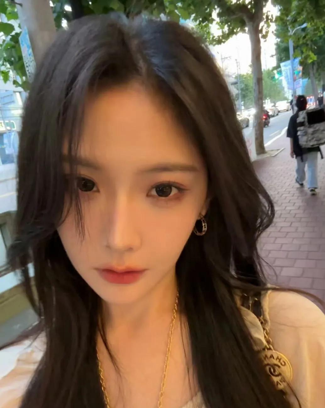 突然觉得王艺瑾有点是按杨幂的模样找的，当初杨幂和嘉行还有合作时，王艺瑾就是被杨幂