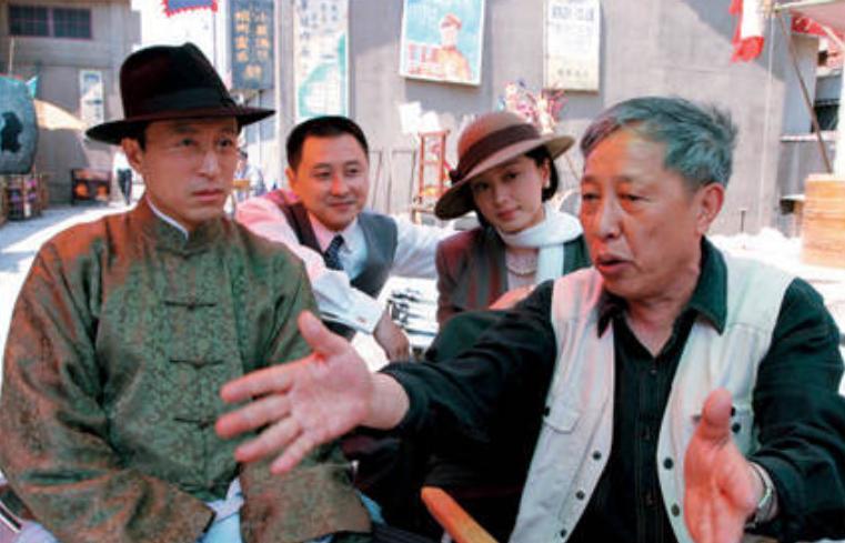 2004年电影《邓小平1928》拍摄现场，导演李歇浦（右一）在给演员说戏