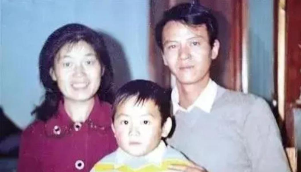 1979年，知青戴建国不顾家人的阻挠与村里的傻姑程玉凤，步入婚姻的殿堂，洞房花烛