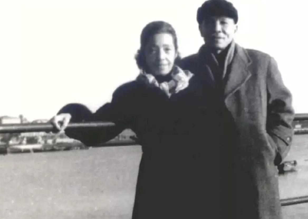 1968年12月18日晚上，七十岁的翦伯赞同妻子一同服安眠药去世。 他与他的妻子