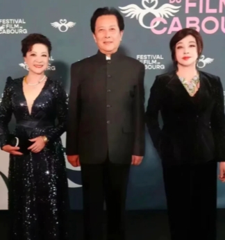 在八九十年代，唐国强的帅气和刘晓庆的演技确实风光无限，相比之下，王馥荔的名气似乎