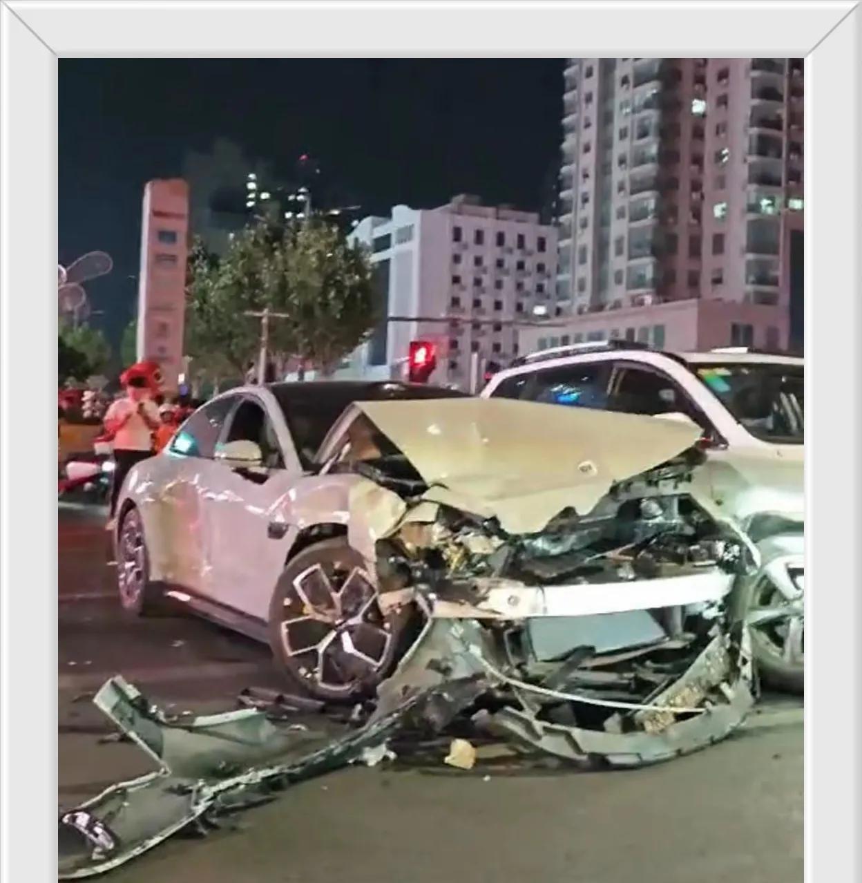 小米SU7又上热搜了，连撞十几辆车，包括8辆汽车和7辆电动自行车，万幸没有造成人