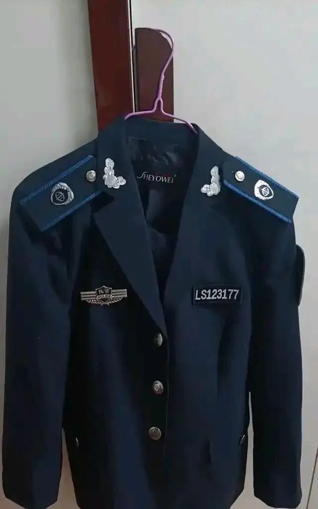 请问这是警服吗？怎么都没有见到过