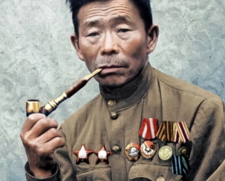 1941年，一个身材矮小的木匠加入了苏联红军，任火头兵，但是谁也没有想到，就是这